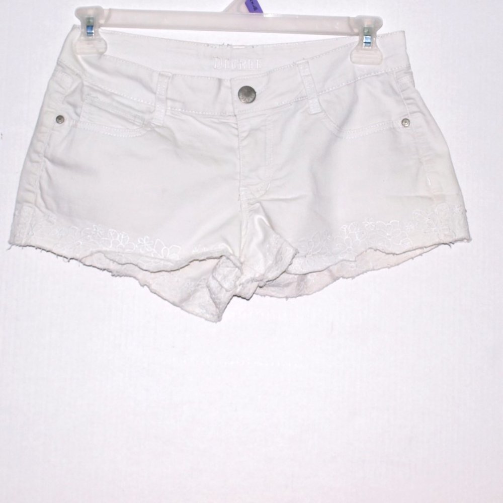 Decree Size 11 Women  White Shorts With Embroidery Around The Legs
